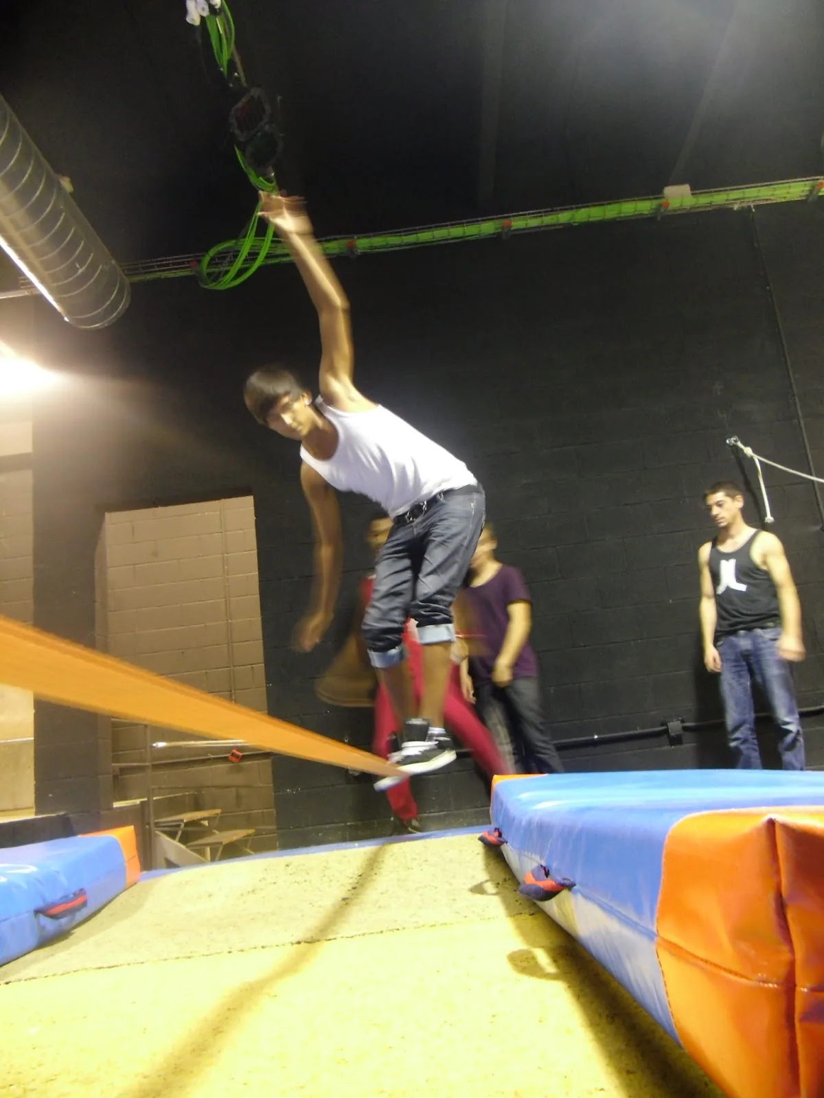 Joves participant en activitats de la Nau 4